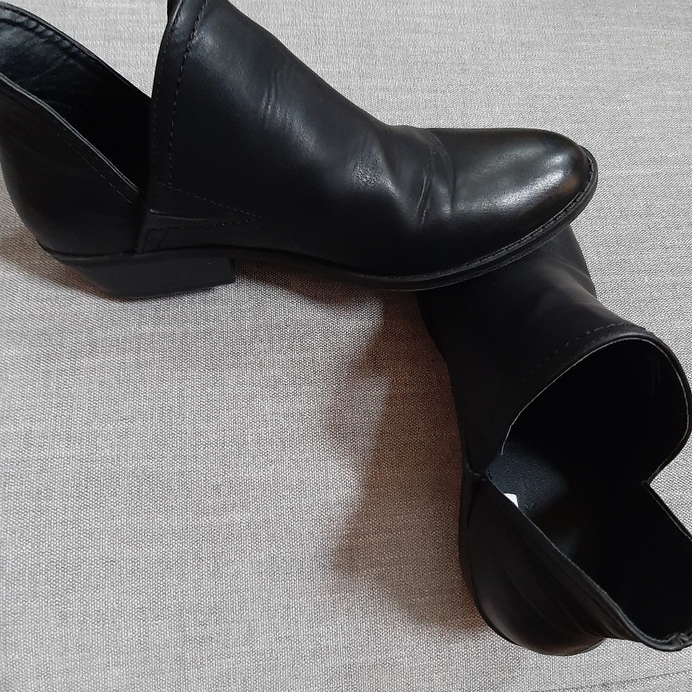 Black Imitation Leather Bootie - Size 8 women's shoe - Picture 4 of 10